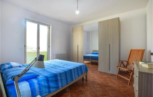 - une chambre avec un lit et une couette bleue dans l'établissement Cozy Apartment In Piraino With House Sea View, à Piraino