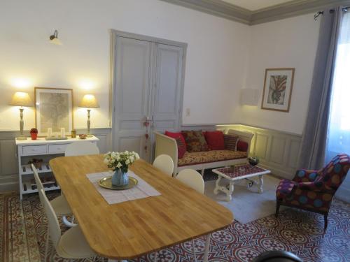 un salon avec une table et un canapé dans l'établissement Maison Velvet, à Avignon