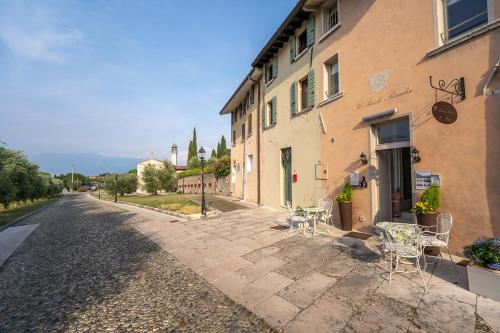 una strada con tavoli e sedie sul lato di un edificio di B&B Il Piccolo Paradiso a San Felice del Benaco