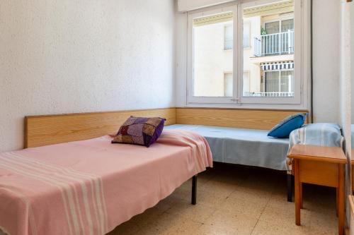 Zimmer mit 2 Betten und einem Fenster in der Unterkunft AT129 Torremar II in Torredembarra