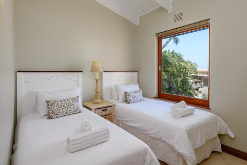 Tempat tidur dalam kamar di San Lameer Villa 3011 - 4 Bedroom Superior - 8 pax - San Lameer Rental Agency