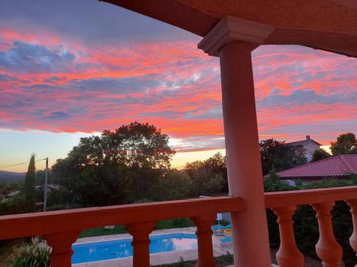 - un coucher de soleil depuis le balcon d'une maison dans l'établissement Maison 5 chambres et piscine, à Charnay-lès-Mâcon