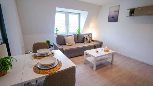 uma sala de estar com um sofá e uma mesa em # Le 4 # Très beau appartement T3 Neuf, tout confort, Mulhouse centre ville em Mulhouse