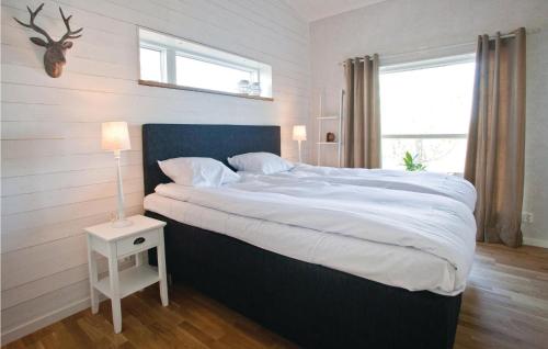 Skillingarydにある4 Bedroom Gorgeous Home In Skillingarydのベッドルーム(白いシーツを使用した大型ベッド1台付)