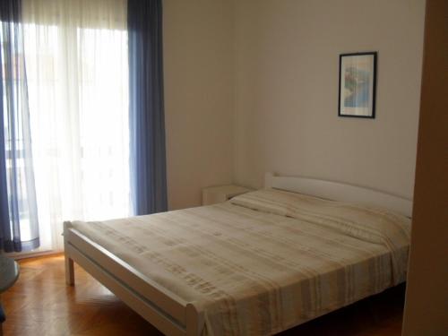 En eller flere senge i et værelse på Studio Apartmani Krstina
