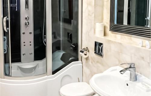 ein Bad mit einem WC, einem Waschbecken und einer Dusche in der Unterkunft 1 Bedroom Amazing Apartment In Ustron in Ustroń