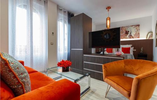 Μια τηλεόραση ή/και κέντρο ψυχαγωγίας στο 1 Bedroom Stunning Apartment In Sevilla