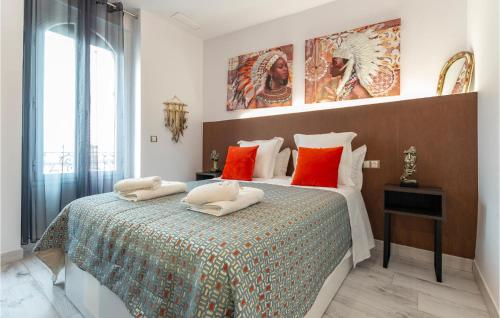 een slaapkamer met een bed met 2 kussens erop bij Amazing Apartment In Sevilla With Kitchen in Sevilla