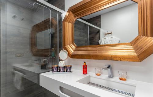 een badkamer met een wastafel en een spiegel bij Amazing Apartment In Sevilla With Kitchen in Sevilla