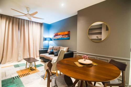 een woonkamer met een tafel en een bank bij Lumi Tropicana Petaling Jaya by Idealhub in Petaling Jaya