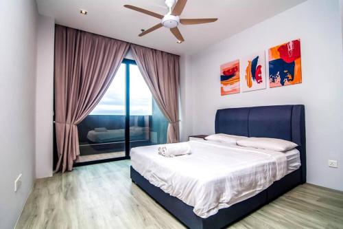 een slaapkamer met een bed en een plafondventilator bij Lumi Tropicana Petaling Jaya by Idealhub in Petaling Jaya