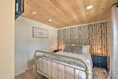 een slaapkamer met een bed en een houten plafond bij Modern Apartment Near Hiking and Race Course in Saratoga Springs