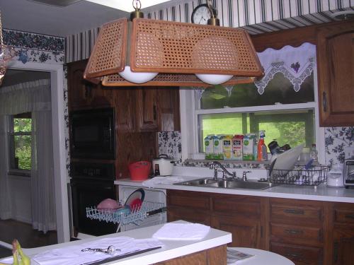 uma cozinha com um lavatório e um micro-ondas em Master Bedroom with Garden View em Huntington