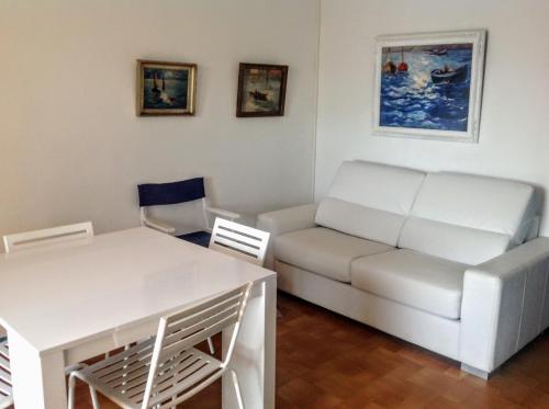 a living room with a couch and a table at Marina sur presqu’île des Capellans (Wifi) 6 couchages in Saint-Cyprien