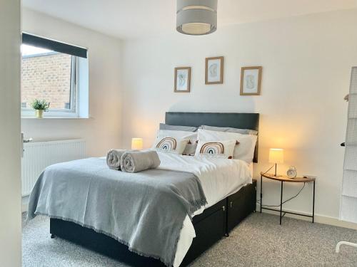 Ένα ή περισσότερα κρεβάτια σε δωμάτιο στο Simple 2-bedroom 1.5 bath apartment in Thornhill