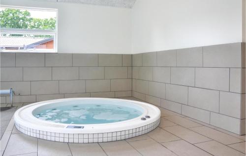 ジルレジェにあるStunning Home In Gilleleje With 12 Bedrooms, Wifi And Indoor Swimming Poolの窓付きのバスルーム(大型バスタブ付)