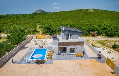 uma vista aérea de uma casa com piscina em 4 Bedroom Cozy Home In Stankovci em Stankovci
