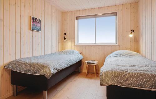 SpottrupにあるBeautiful Home In Spttrup With 9 Bedrooms, Sauna And Indoor Swimming Poolの窓付きの部屋 ベッド2台