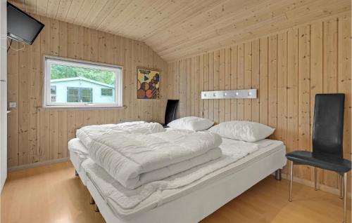 KramnitseにあるNice Home In Rdby With Saunaの窓付きの客室の大型ベッド1台分です。