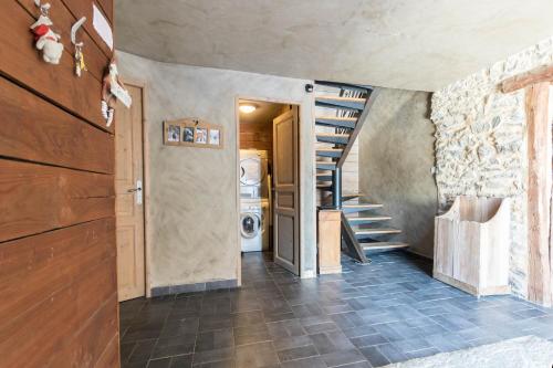 a hallway with a spiral staircase in a house at Gîte de groupe Arza Mendi in Jurvielle
