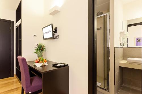 A bathroom at Domus Best Guest House