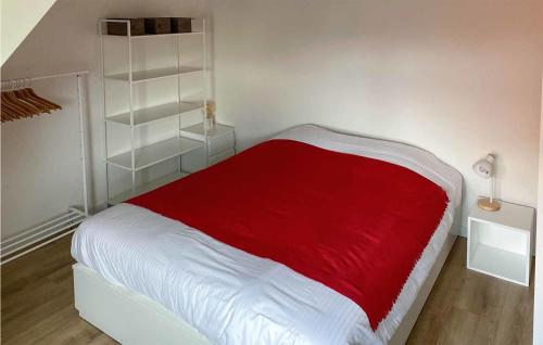 een slaapkamer met een rood en wit bed met planken bij 4 Bedroom Awesome Home In Diksmuide in Diksmuide