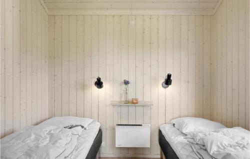 2 camas en una habitación con paredes blancas en Lovely Home In Allinge With Wifi, en Allinge
