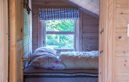 SvenevikにあるStunning Home In Lindesnes With 3 Bedrooms, Sauna And Wifiのログキャビン内の窓付きの部屋