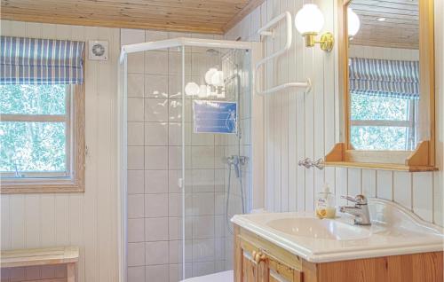 SvenevikにあるStunning Home In Lindesnes With 3 Bedrooms, Sauna And Wifiのバスルーム(シャワー、シンク、シンク付)