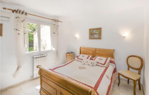 ein Schlafzimmer mit einem Bett, einem Stuhl und einem Fenster in der Unterkunft Villa Amelie in Saint-Cézaire-sur-Siagne