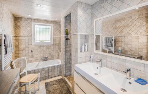 ein Badezimmer mit einer Badewanne, einem Waschbecken und einem Tubermottermott in der Unterkunft Villa Amelie in Saint-Cézaire-sur-Siagne