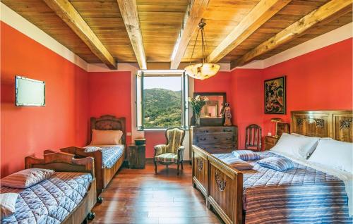 - une chambre avec 2 lits et des murs orange dans l'établissement La Villa Del Sole, à Vibonati