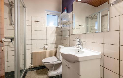 Baño blanco con aseo y lavamanos en 3 Bedroom Beautiful Home In Nex, en Spidsegård