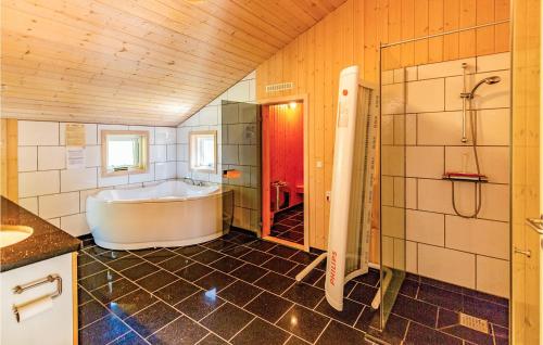 LumsåsにあるAwesome Home In Hjby With 4 Bedrooms And Saunaの広いバスルーム(バスタブ、シャワー付)