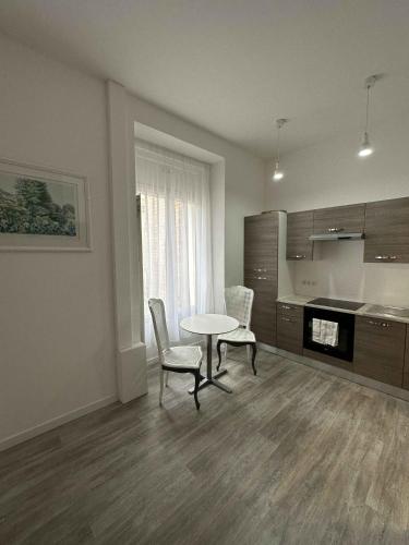 un salon avec une table et des chaises et une cuisine dans l'établissement Cannes Studio situé dans la résidence Gallia Historique, à Cannes