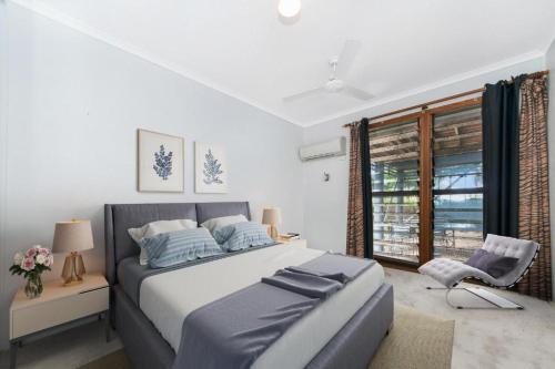 um quarto com uma cama grande e uma janela em Denham Heights em Townsville
