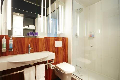 uma casa de banho com um lavatório, um WC e um chuveiro em Alt Hotel Toronto Airport em Mississauga