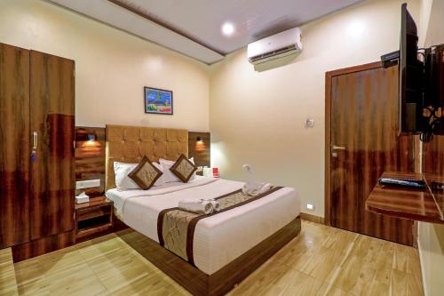 1 dormitorio con 1 cama grande y TV en HOTEL SIGNATURE INN, en Bombay