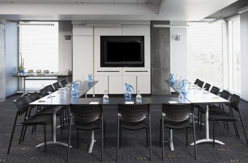 a conference room with a long table and chairs at Alt Hotel Toronto Airport in Mississauga