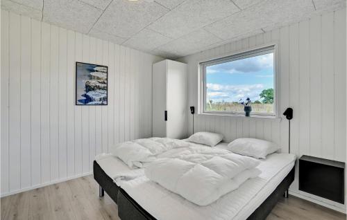 Cama grande en habitación con ventana en 4 Bedroom Stunning Home In Lgstrup, en Løgstrup
