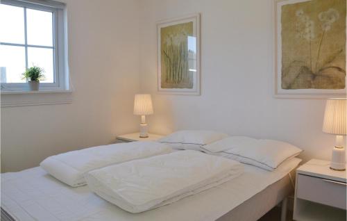 - une chambre blanche avec un lit et deux lampes dans l'établissement 3 Bedroom Cozy Home In Vejby, à Vejby