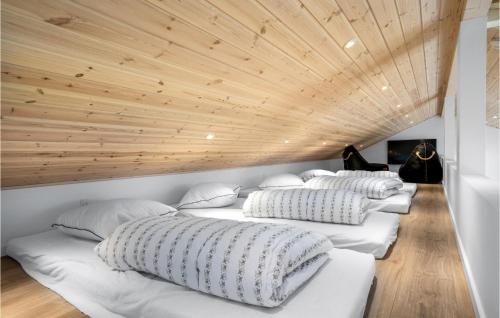 Katil atau katil-katil dalam bilik di 4 Bedroom Amazing Home In rsted