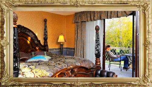 מיטה או מיטות בחדר ב-Burg Hotel Romantik