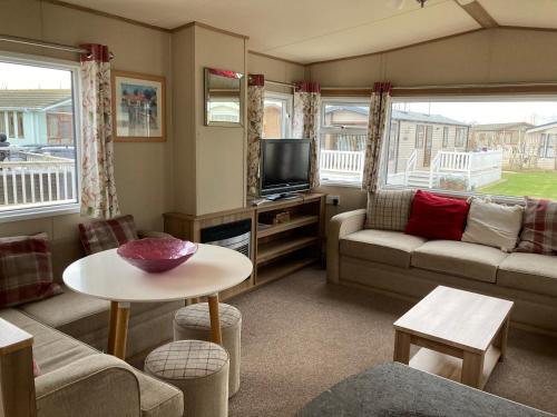 TV a/nebo společenská místnost v ubytování Birchington vale caravan holiday park