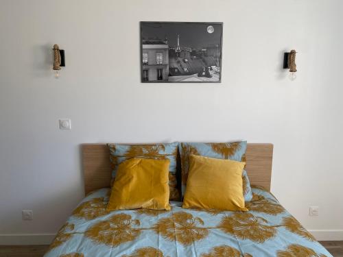 A bed or beds in a room at Amazing flat, Paris suburb, near Versailles ,Orly