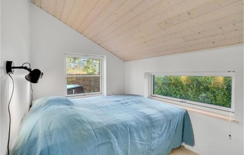 una camera con un letto e due finestre di Awesome Home In Skibby With Outdoor Swimming Pool a Skibby