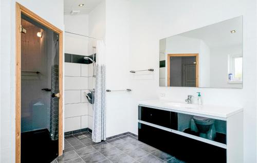 y baño blanco con lavabo y ducha. en Gorgeous Home In Lkken With Kitchen, en Løkken