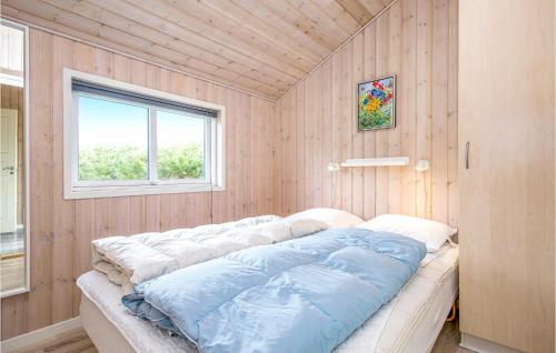 Cama en habitación con ventana en Gorgeous Home In Lkken With Kitchen, en Løkken