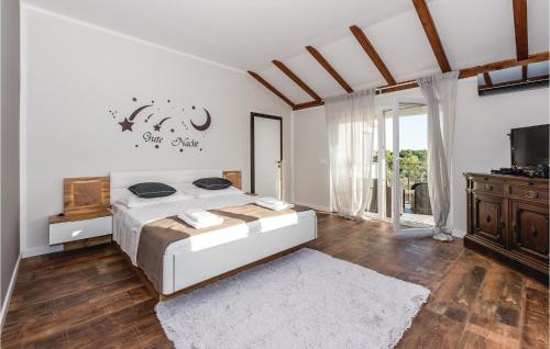 um quarto com uma cama e uma televisão num quarto em Stunning Home In Skradin-dubravice With House A Panoramic View em Čulišić