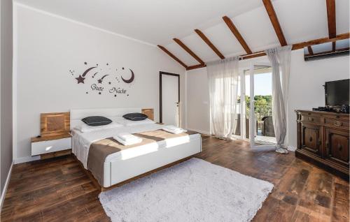 a bedroom with a bed and a tv in a room at Beautiful Home In Skradin-dubravice With 4 Bedrooms, Wifi And Outdoor Swimming Pool in Čulišić